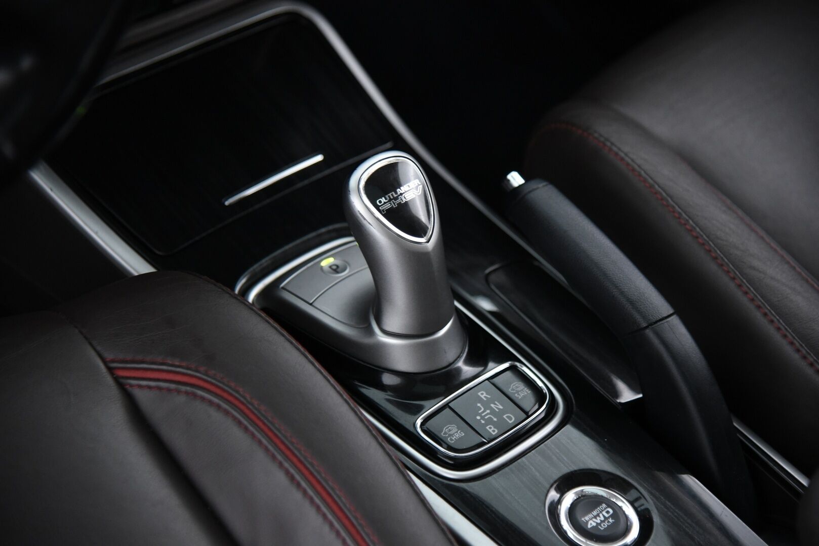 Mitsubishi OUTLANDER PHEV 2016 Instyle Navi 4WD 5P / ACC / Rockford / Ratinlämmitys /  Kattoikkuna / Sähkösäädöt / - Hyvällä huoltohistorialla! / Tulossa myyntiin! 
