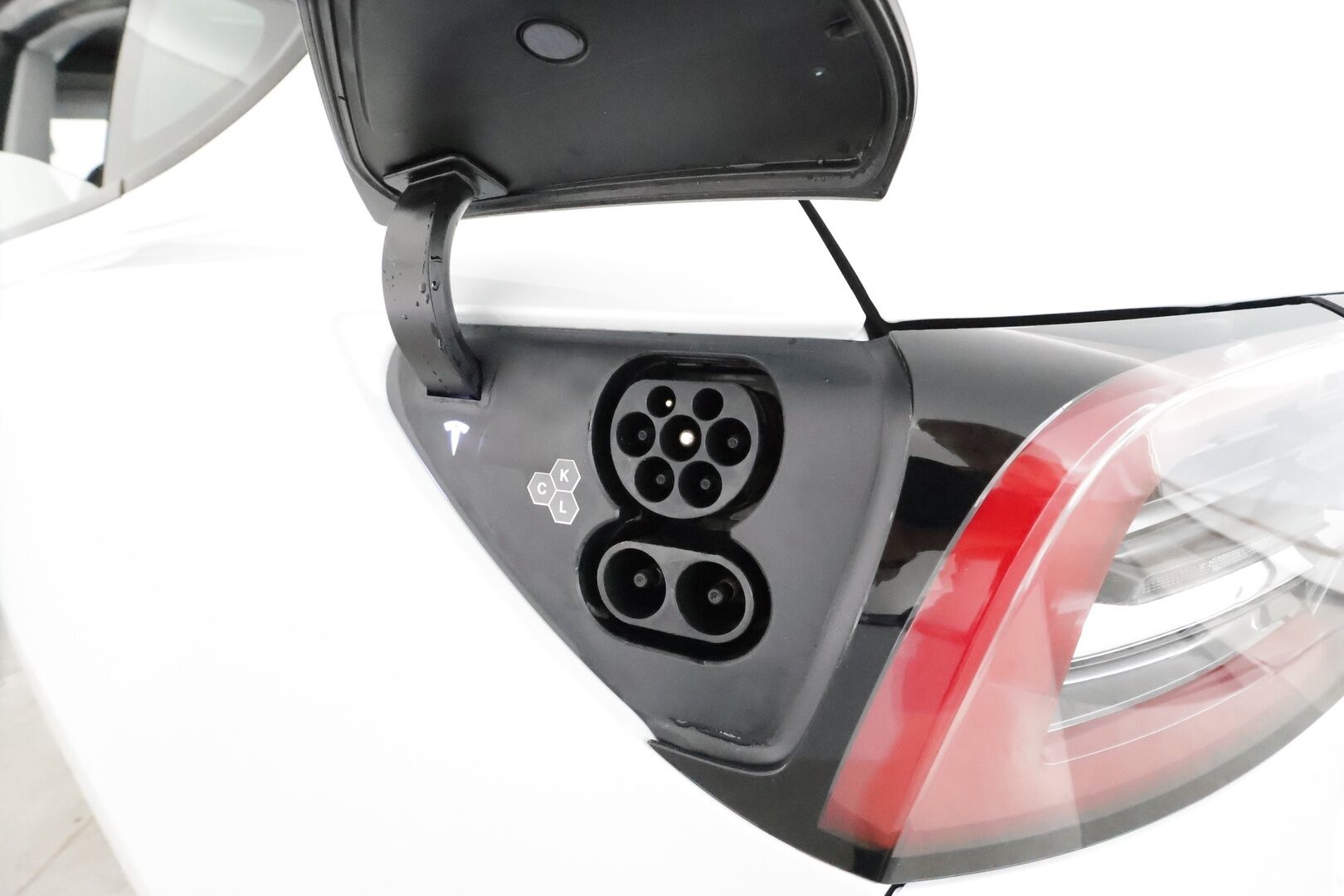Tesla Model 3 2021 Standard Range Plus **Lasikatto / Lämpöpumppu / Koukku / Adapt.Vakkari / Matrix-LED / P.kamera / Muistipenkki / Navi** - 1-om Suomi-auto / 2x Latauskaapelit / Kahdet Renkaat