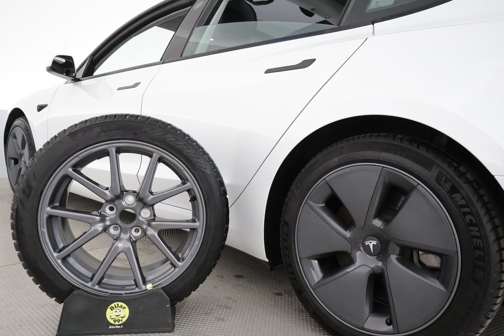 Tesla Model 3 2021 Standard Range Plus **Lasikatto / Lämpöpumppu / Koukku / Adapt.Vakkari / Matrix-LED / P.kamera / Muistipenkki / Navi** - 1-om Suomi-auto / 2x Latauskaapelit / Kahdet Renkaat