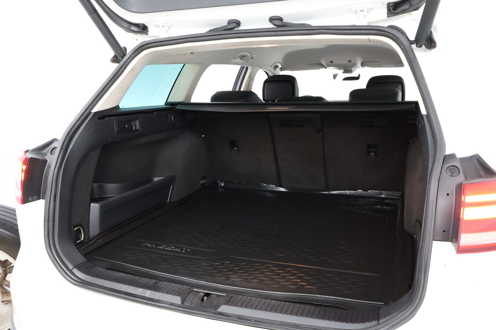 Volkswagen Passat 2017 Variant Alltrack 2,0 TDI 140 kW (190 hv) 4MOTION DSG-automaatti * Webasto / Adapt.Vakkari / Koukku / Nahkasisusta / Peruutuskamera - Matrix LED / Jakopää tehty / Juuri tullut Tampereelle! - HULLU BLACKWEEK KORKOTARJOUS 2,49%