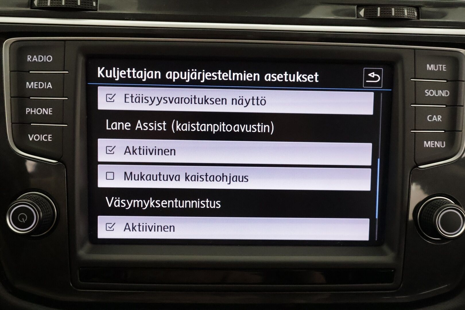 Volkswagen Tiguan 2017 Highline 2,0 TDI SCR 140 kW (190 hv) 4MOTION DSG * Webasto / Koukku / ACC / LED / P.kamera / Kaistavahti * - Kahdet renkaat aluvanteilla 