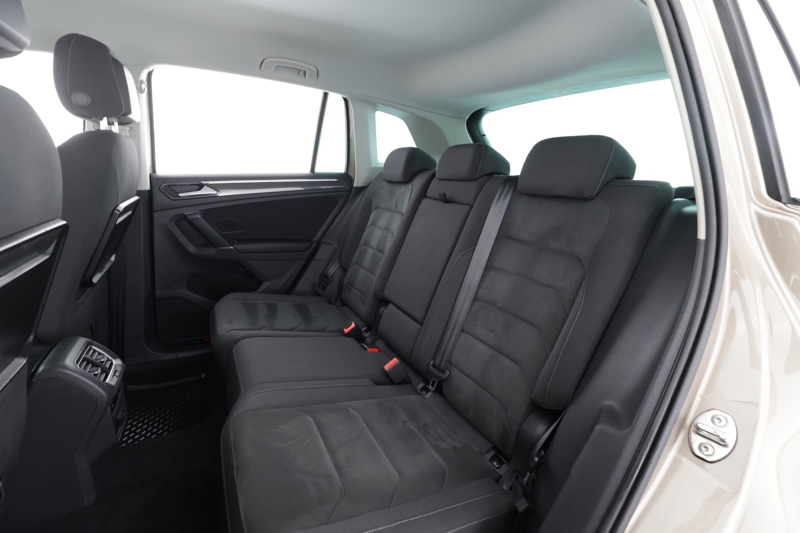 Volkswagen Tiguan 2017 Highline 2,0 TDI SCR 140 kW 4MOTION DSG * Webasto / Koukku / ACC / LED / P.kamera / Kaistavahti * - Kahdet renkaat aluvanteilla 