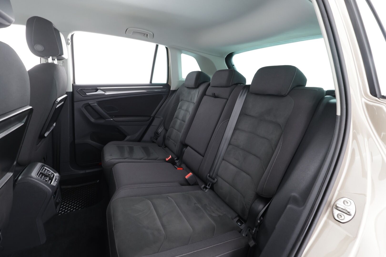 Volkswagen Tiguan 2017 Highline 2,0 TDI SCR 140 kW (190 hv) 4MOTION DSG * Webasto / Koukku / ACC / LED / P.kamera / Kaistavahti * - Kahdet renkaat aluvanteilla 