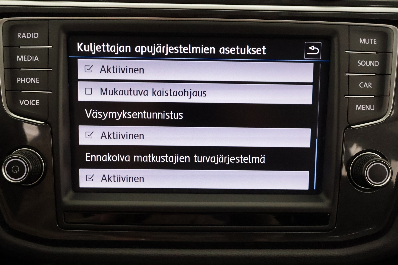 Volkswagen Tiguan 2017 Highline 2,0 TDI SCR 140 kW 4MOTION DSG * Webasto / Koukku / ACC / LED / P.kamera / Kaistavahti * - Kahdet renkaat aluvanteilla 