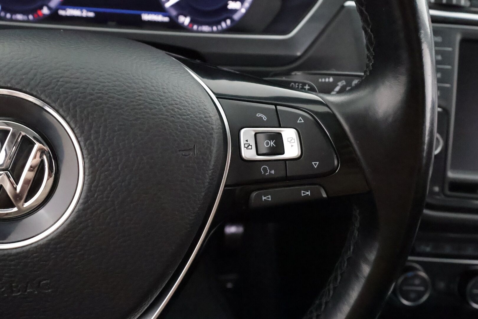 Volkswagen Tiguan 2017 Highline 2,0 TDI SCR 140 kW (190 hv) 4MOTION DSG * Webasto / Koukku / ACC / LED / P.kamera / Kaistavahti * - Kahdet renkaat aluvanteilla 