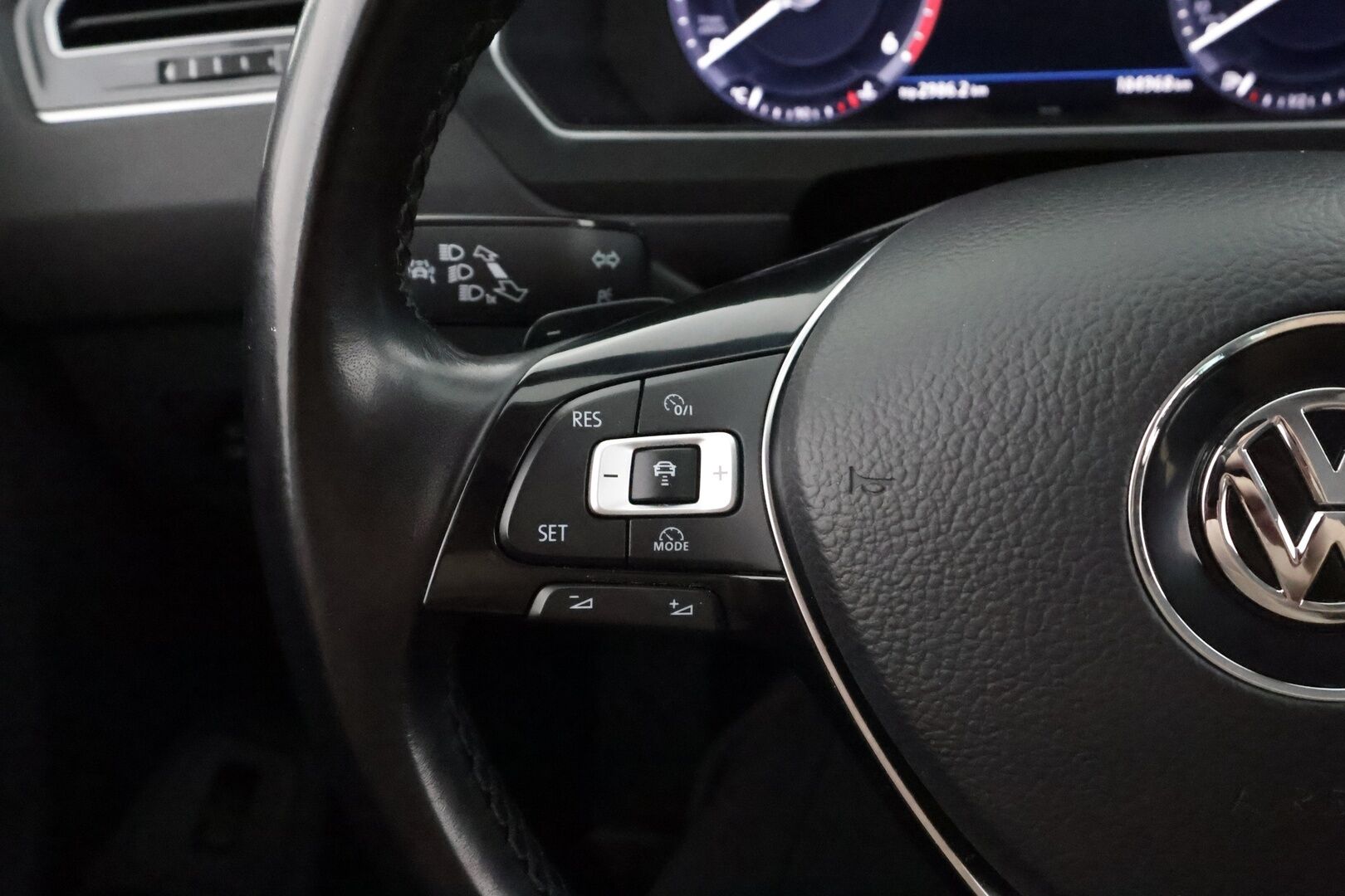 Volkswagen Tiguan 2017 Highline 2,0 TDI SCR 140 kW (190 hv) 4MOTION DSG * Webasto / Koukku / ACC / LED / P.kamera / Kaistavahti * - Kahdet renkaat aluvanteilla 