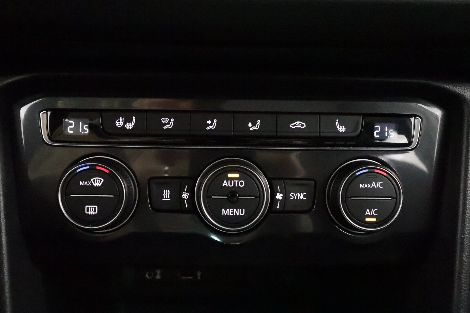 Volkswagen Tiguan 2017 Highline 2,0 TDI SCR 140 kW (190 hv) 4MOTION DSG * Webasto / Koukku / ACC / LED / P.kamera / Kaistavahti * - Kahdet renkaat aluvanteilla 