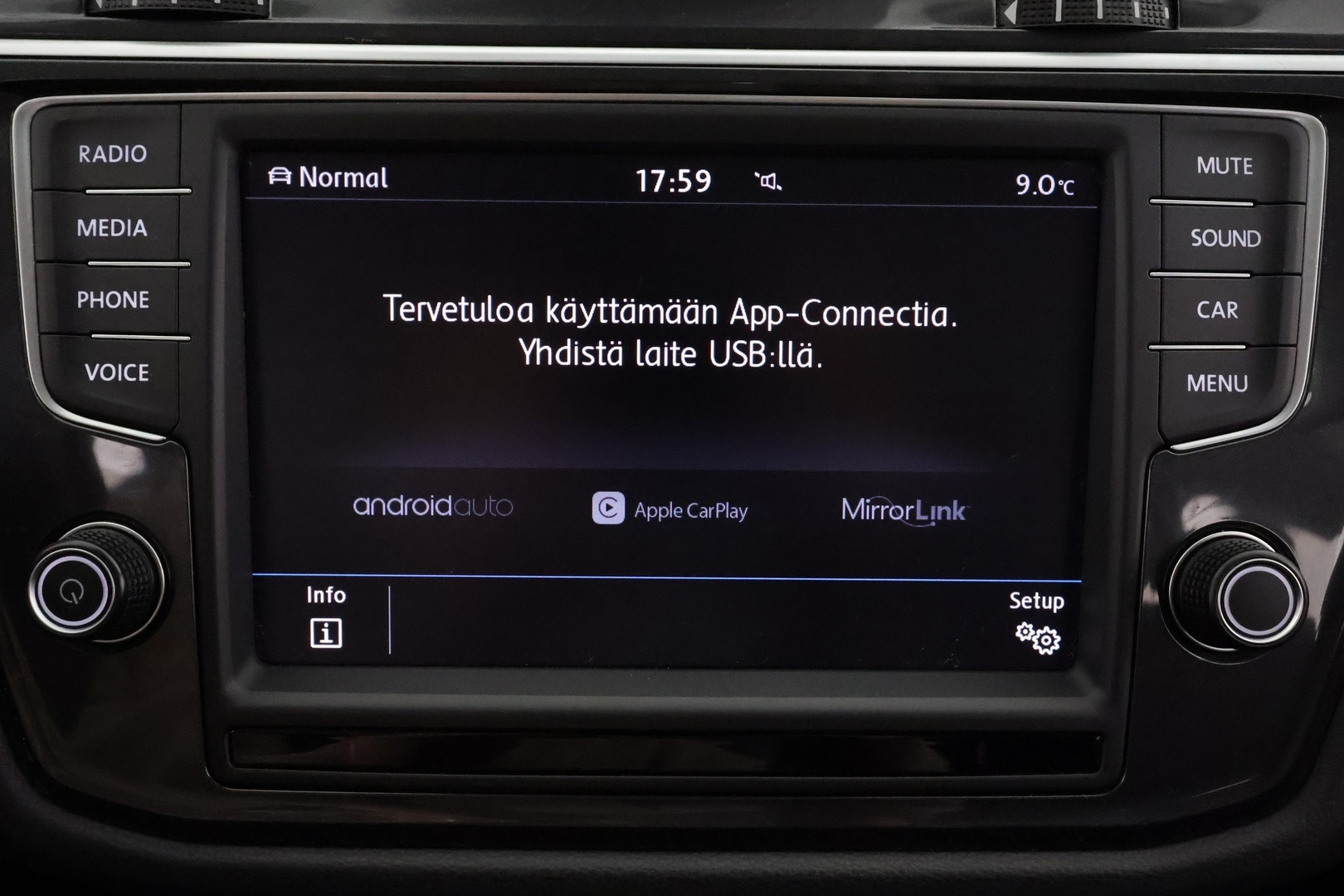 Volkswagen Tiguan 2017 Highline 2,0 TDI SCR 140 kW 4MOTION DSG * Webasto / Koukku / ACC / LED / P.kamera / Kaistavahti * - Kahdet renkaat aluvanteilla 