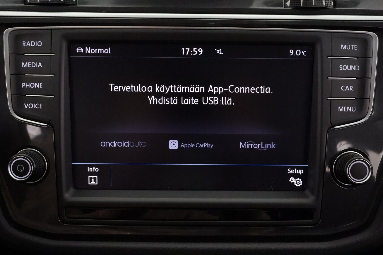 Volkswagen Tiguan 2017 Highline 2,0 TDI SCR 140 kW (190 hv) 4MOTION DSG * Webasto / Koukku / ACC / LED / P.kamera / Kaistavahti * - Kahdet renkaat aluvanteilla 