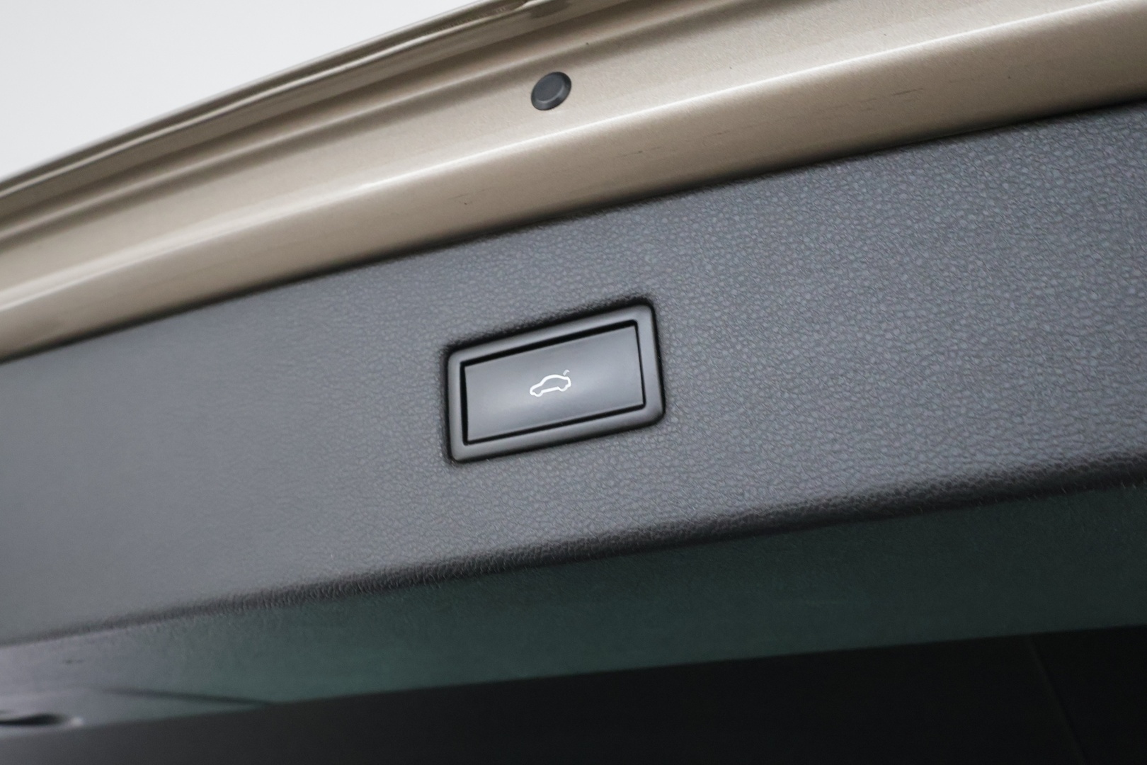 Volkswagen Tiguan 2017 Highline 2,0 TDI SCR 140 kW 4MOTION DSG * Webasto / Koukku / ACC / LED / P.kamera / Kaistavahti * - Kahdet renkaat aluvanteilla 