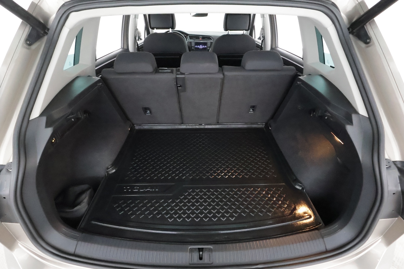 Volkswagen Tiguan 2017 Highline 2,0 TDI SCR 140 kW 4MOTION DSG * Webasto / Koukku / ACC / LED / P.kamera / Kaistavahti * - Kahdet renkaat aluvanteilla 