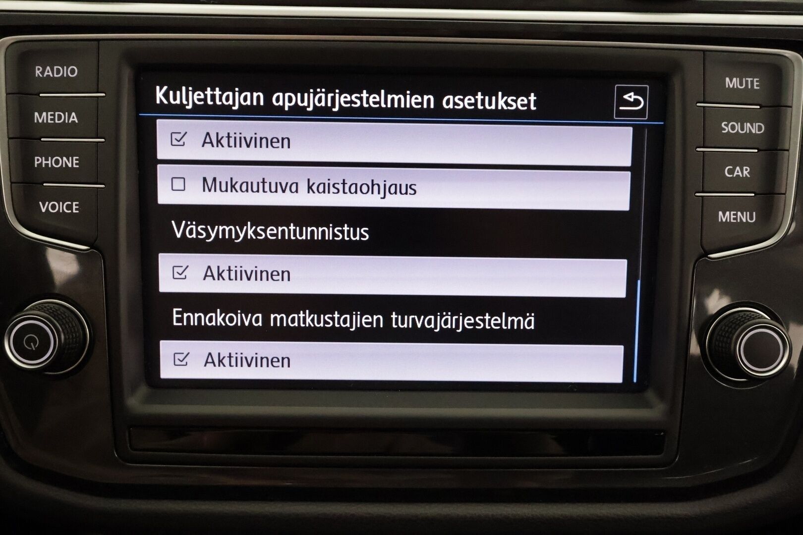 Volkswagen Tiguan 2017 Highline 2,0 TDI SCR 140 kW (190 hv) 4MOTION DSG * Webasto / Koukku / ACC / LED / P.kamera / Kaistavahti * - Kahdet renkaat aluvanteilla 