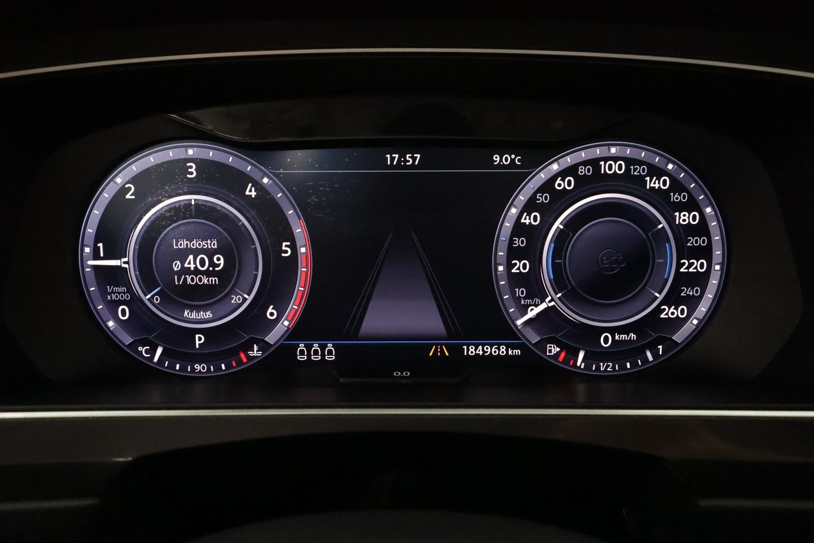 Volkswagen Tiguan 2017 Highline 2,0 TDI SCR 140 kW 4MOTION DSG * Webasto / Koukku / ACC / LED / P.kamera / Kaistavahti * - Kahdet renkaat aluvanteilla 