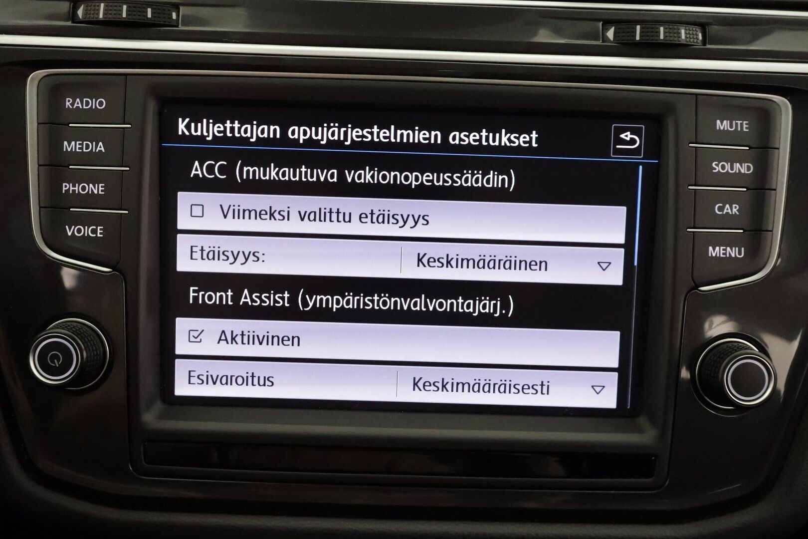Volkswagen Tiguan 2017 Highline 2,0 TDI SCR 140 kW (190 hv) 4MOTION DSG * Webasto / Koukku / ACC / LED / P.kamera / Kaistavahti * - Kahdet renkaat aluvanteilla 
