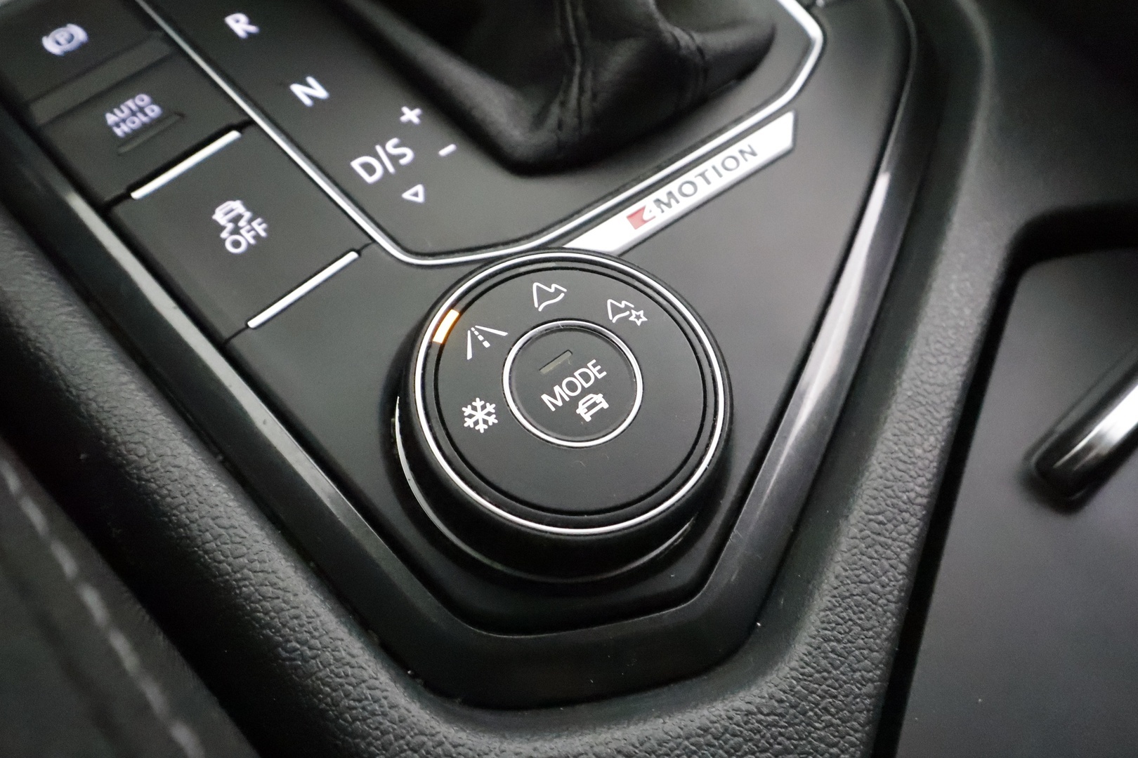 Volkswagen Tiguan 2017 Highline 2,0 TDI SCR 140 kW 4MOTION DSG * Webasto / Koukku / ACC / LED / P.kamera / Kaistavahti * - Kahdet renkaat aluvanteilla 