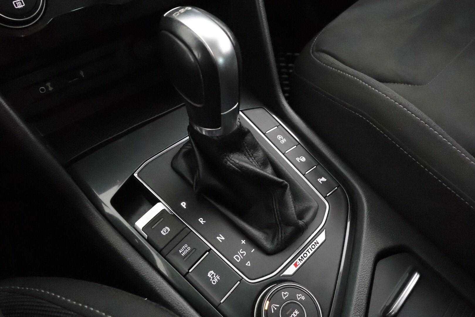 Volkswagen Tiguan 2017 Highline 2,0 TDI SCR 140 kW (190 hv) 4MOTION DSG * Webasto / Koukku / ACC / LED / P.kamera / Kaistavahti * - Kahdet renkaat aluvanteilla 