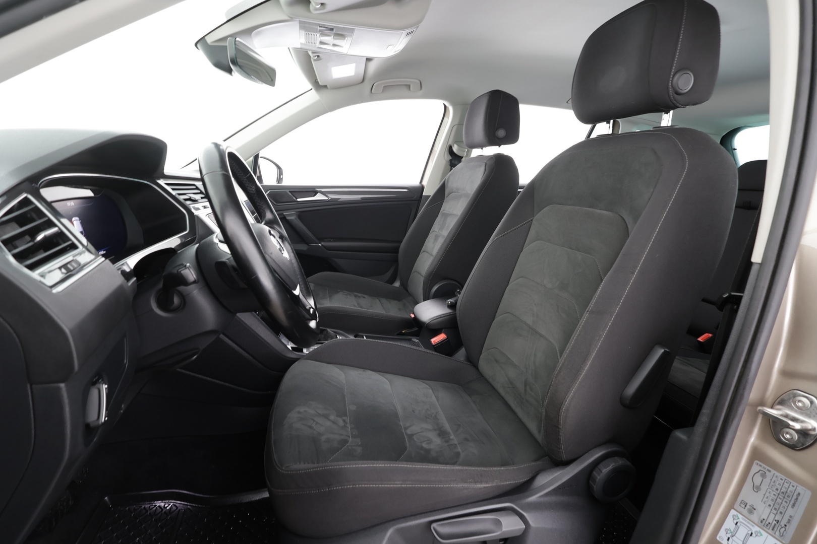 Volkswagen Tiguan 2017 Highline 2,0 TDI SCR 140 kW 4MOTION DSG * Webasto / Koukku / ACC / LED / P.kamera / Kaistavahti * - Kahdet renkaat aluvanteilla 