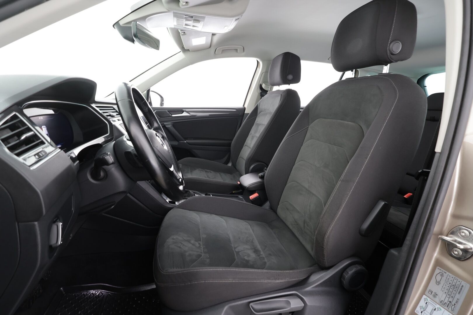 Volkswagen Tiguan 2017 Highline 2,0 TDI SCR 140 kW (190 hv) 4MOTION DSG * Webasto / Koukku / ACC / LED / P.kamera / Kaistavahti * - Kahdet renkaat aluvanteilla 