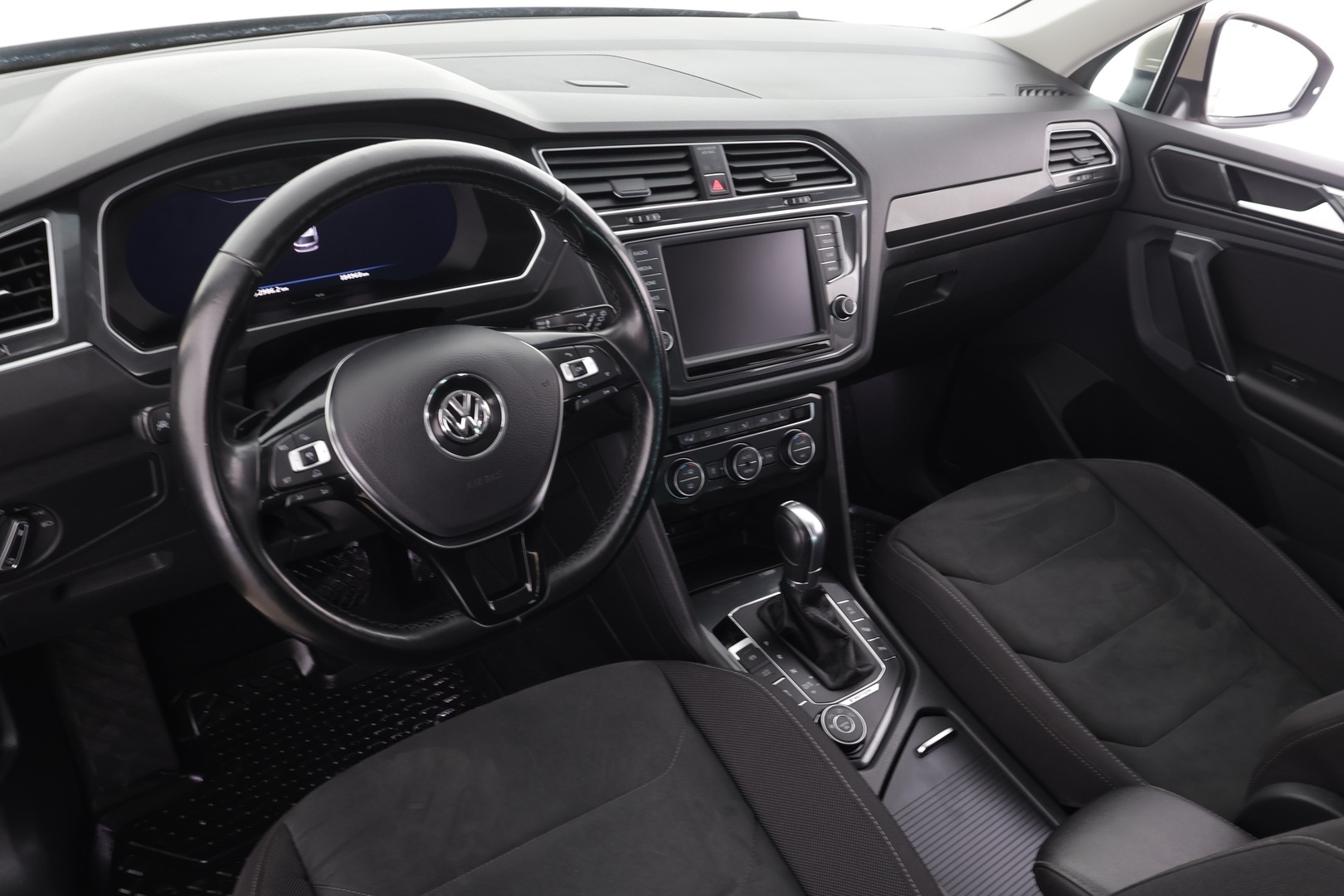 Volkswagen Tiguan 2017 Highline 2,0 TDI SCR 140 kW 4MOTION DSG * Webasto / Koukku / ACC / LED / P.kamera / Kaistavahti * - Kahdet renkaat aluvanteilla 