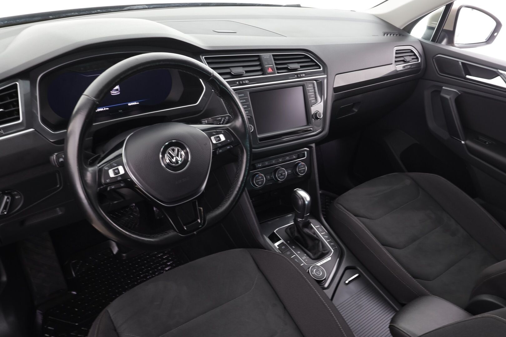 Volkswagen Tiguan 2017 Highline 2,0 TDI SCR 140 kW (190 hv) 4MOTION DSG * Webasto / Koukku / ACC / LED / P.kamera / Kaistavahti * - Kahdet renkaat aluvanteilla 