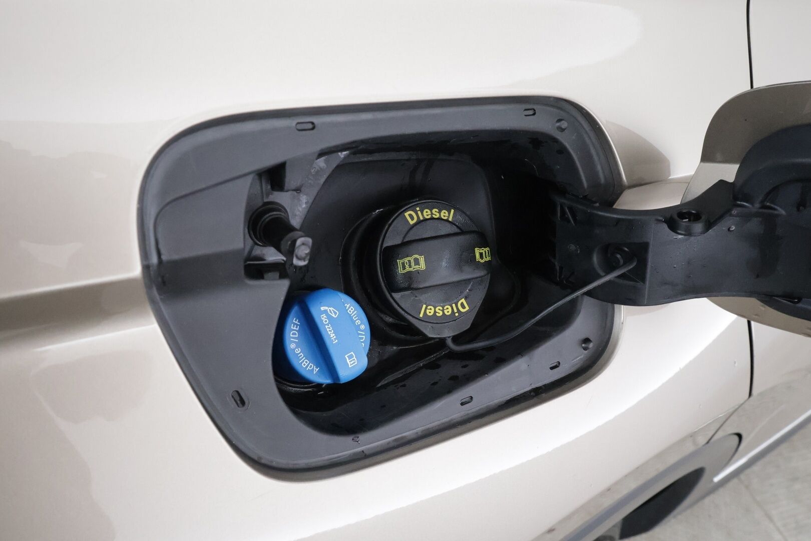 Volkswagen Tiguan 2017 Highline 2,0 TDI SCR 140 kW (190 hv) 4MOTION DSG * Webasto / Koukku / ACC / LED / P.kamera / Kaistavahti * - Kahdet renkaat aluvanteilla 