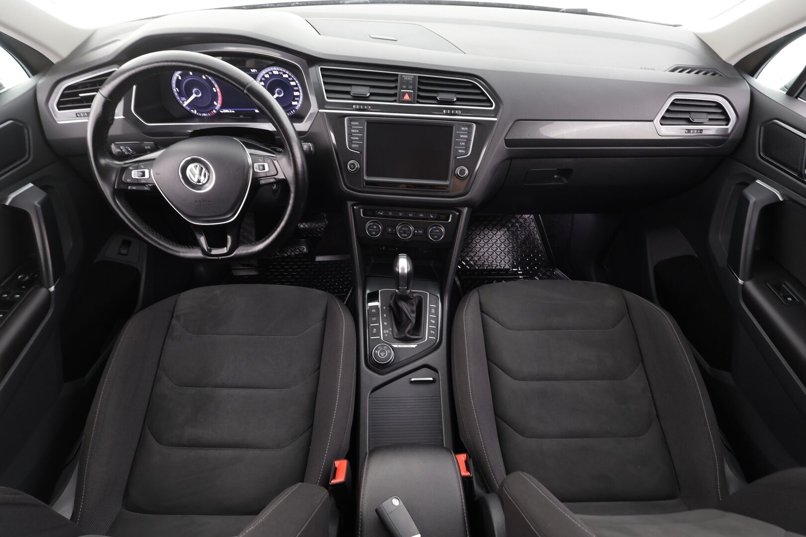 Volkswagen Tiguan 2017 Highline 2,0 TDI SCR 140 kW (190 hv) 4MOTION DSG * Webasto / Koukku / ACC / LED / P.kamera / Kaistavahti * - Kahdet renkaat aluvanteilla 