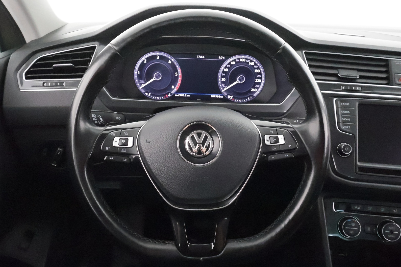 Volkswagen Tiguan 2017 Highline 2,0 TDI SCR 140 kW 4MOTION DSG * Webasto / Koukku / ACC / LED / P.kamera / Kaistavahti * - Kahdet renkaat aluvanteilla 