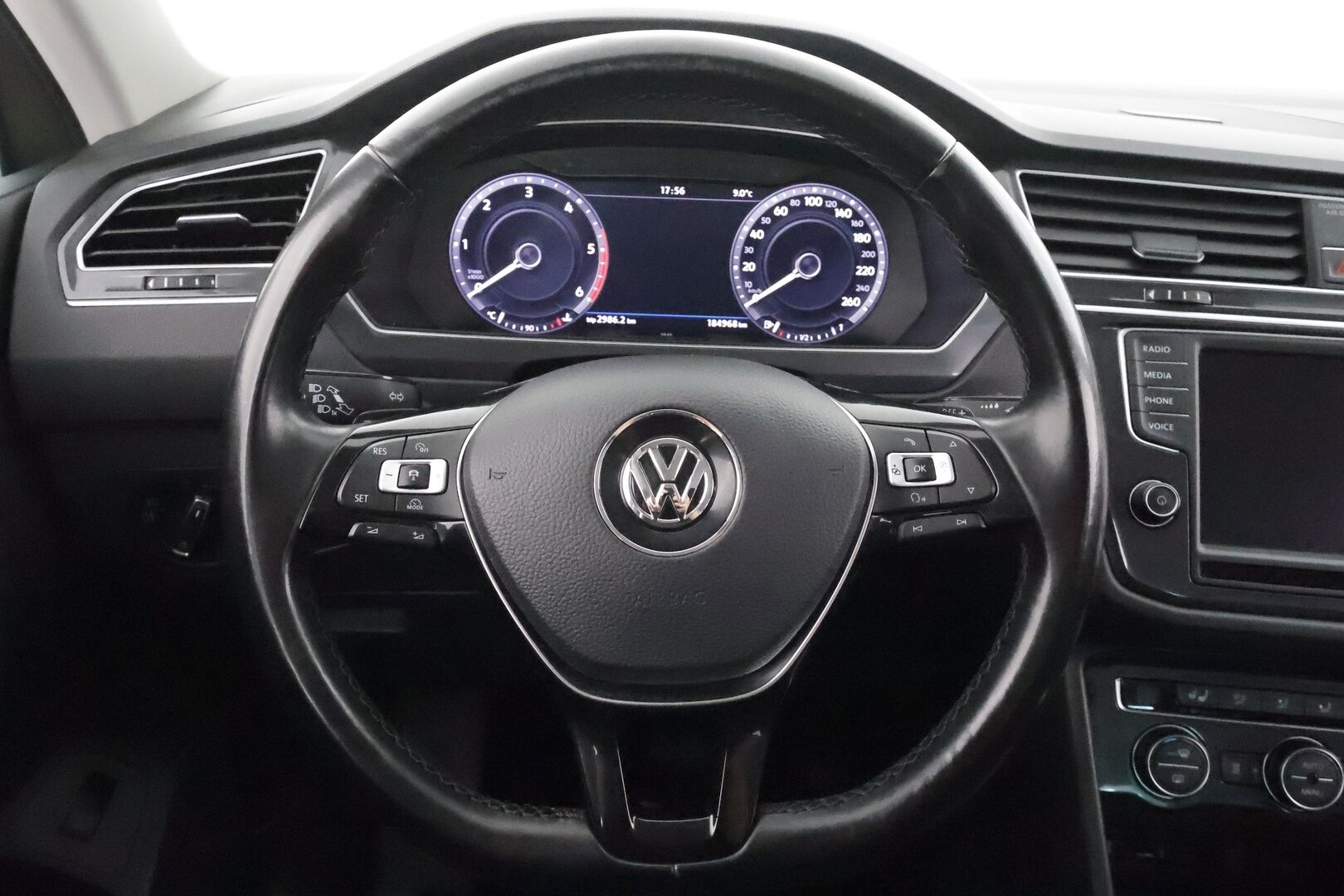 Volkswagen Tiguan 2017 Highline 2,0 TDI SCR 140 kW (190 hv) 4MOTION DSG * Webasto / Koukku / ACC / LED / P.kamera / Kaistavahti * - Kahdet renkaat aluvanteilla 