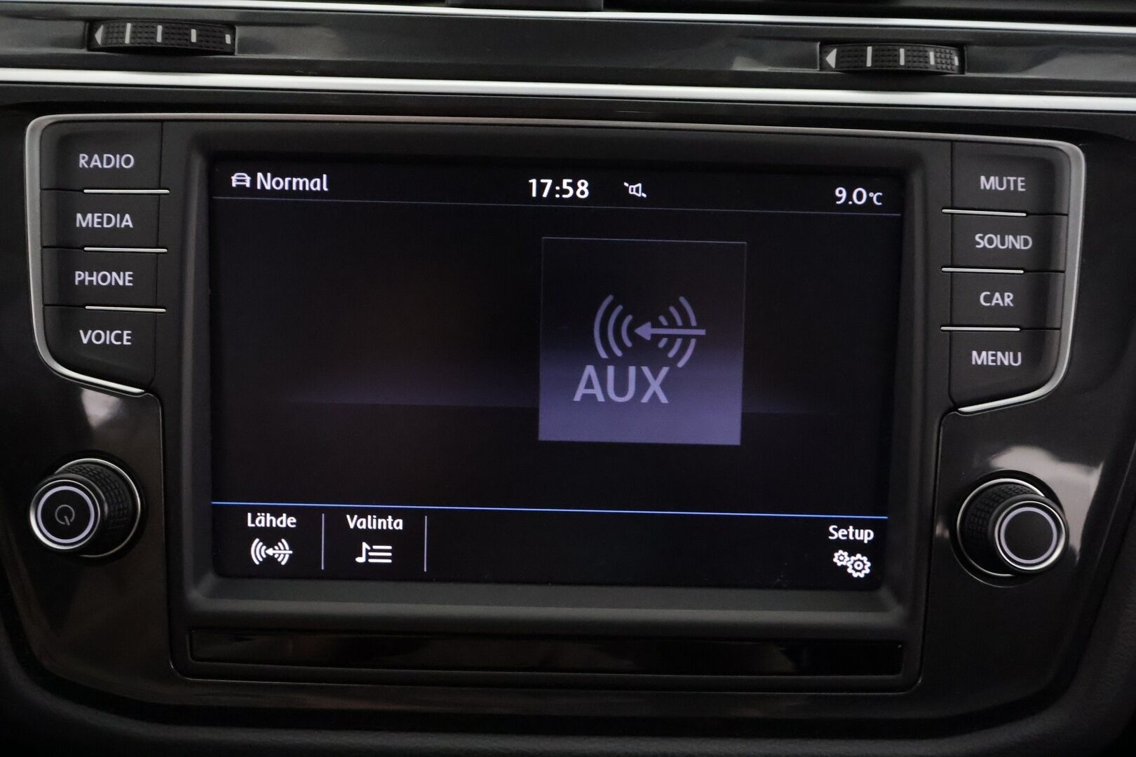 Volkswagen Tiguan 2017 Highline 2,0 TDI SCR 140 kW (190 hv) 4MOTION DSG * Webasto / Koukku / ACC / LED / P.kamera / Kaistavahti * - Kahdet renkaat aluvanteilla 