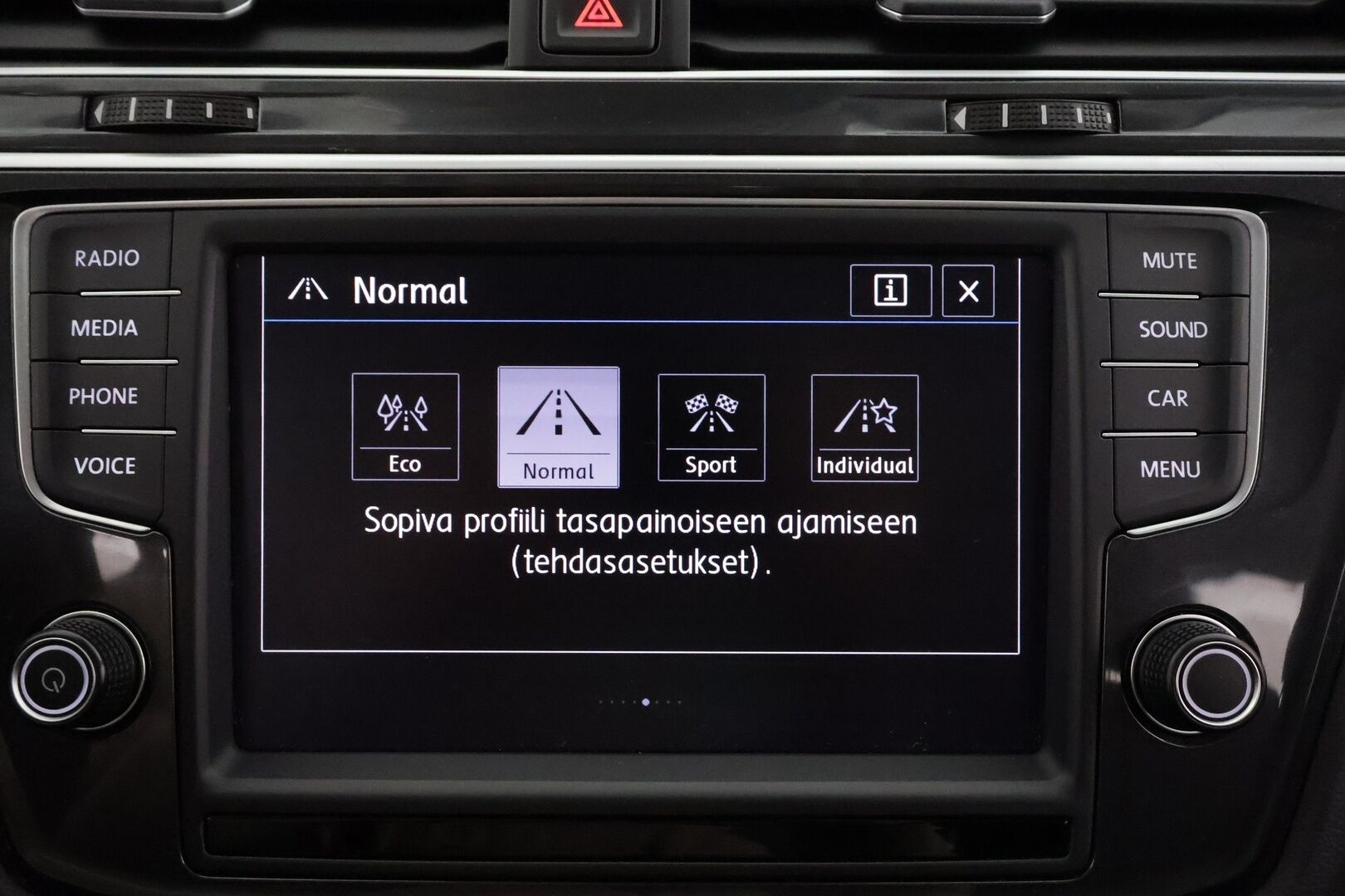Volkswagen Tiguan 2017 Highline 2,0 TDI SCR 140 kW (190 hv) 4MOTION DSG * Webasto / Koukku / ACC / LED / P.kamera / Kaistavahti * - Kahdet renkaat aluvanteilla 