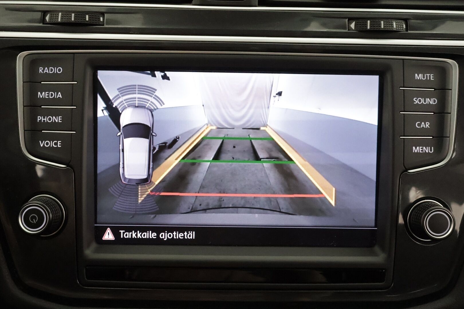 Volkswagen Tiguan 2017 Highline 2,0 TDI SCR 140 kW (190 hv) 4MOTION DSG * Webasto / Koukku / ACC / LED / P.kamera / Kaistavahti * - Kahdet renkaat aluvanteilla 