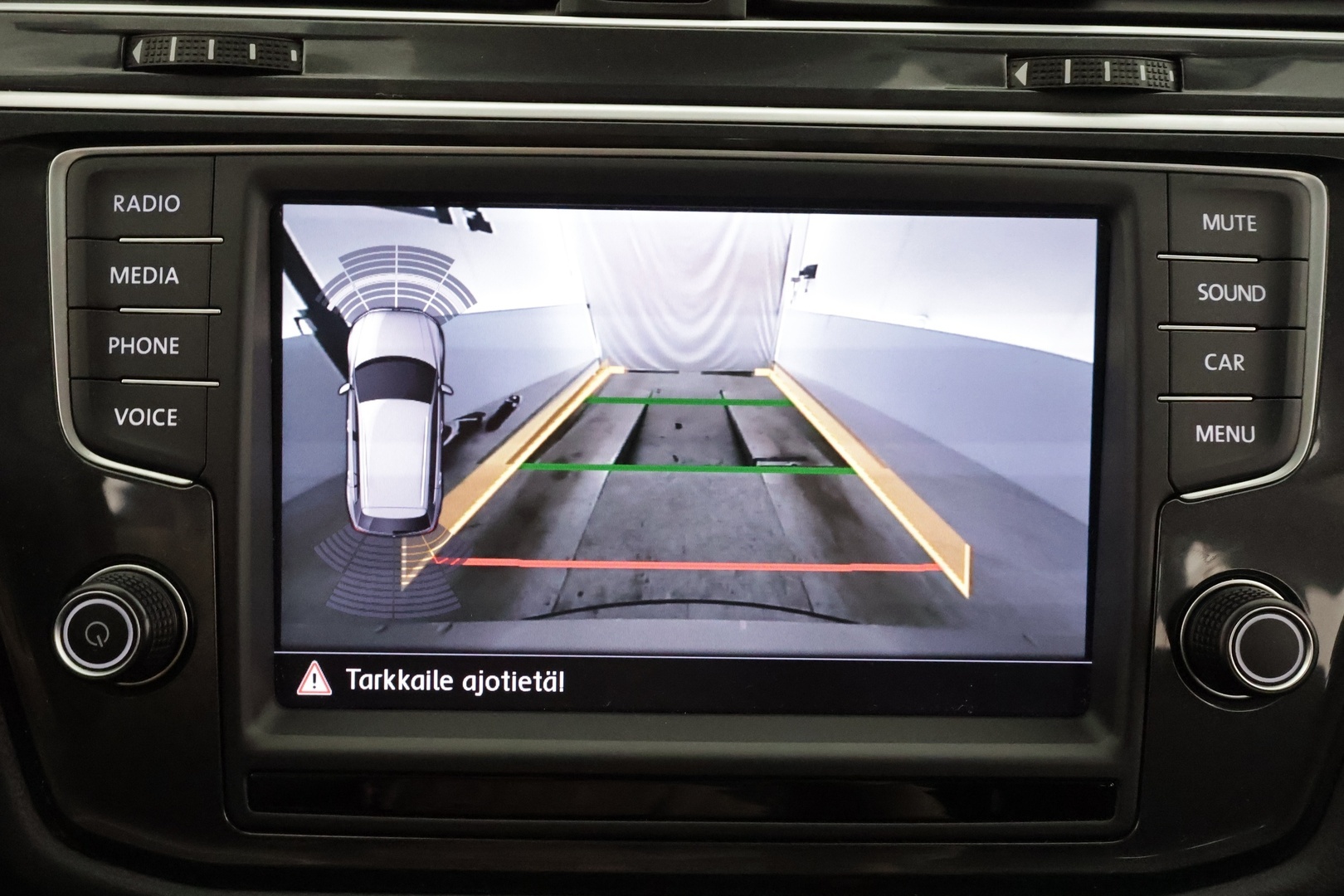 Volkswagen Tiguan 2017 Highline 2,0 TDI SCR 140 kW 4MOTION DSG * Webasto / Koukku / ACC / LED / P.kamera / Kaistavahti * - Kahdet renkaat aluvanteilla 