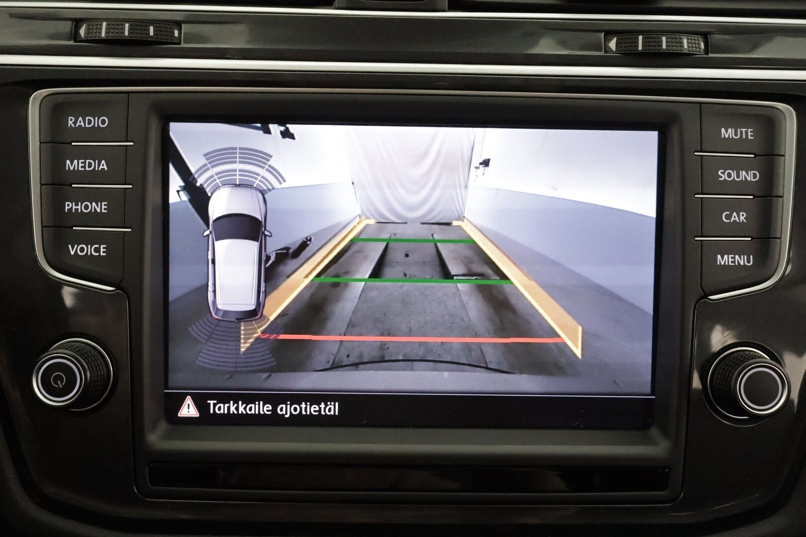 Volkswagen Tiguan 2017 Highline 2,0 TDI SCR 140 kW (190 hv) 4MOTION DSG * Webasto / Koukku / ACC / LED / P.kamera / Kaistavahti * - Kahdet renkaat aluvanteilla 