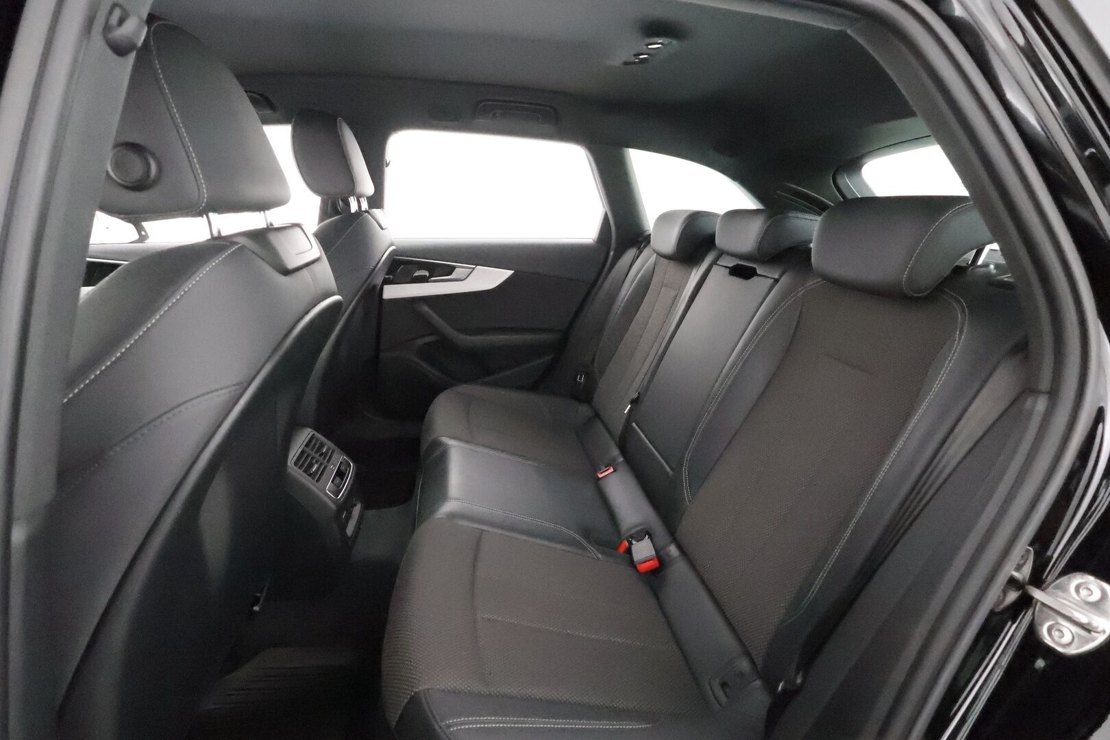 Audi A4 2021 Avant Business Advanced 40 TFSI 150 kW MHEV quattro S tronic **Adapt. vakkari / Webasto / Matrix / P.kamera / Koukku** - 3,99 % KORKOTARJOUS TÄHÄN AUTOON - 1-om. Suomi-auto / Sporttipenkit / Digimittaristo