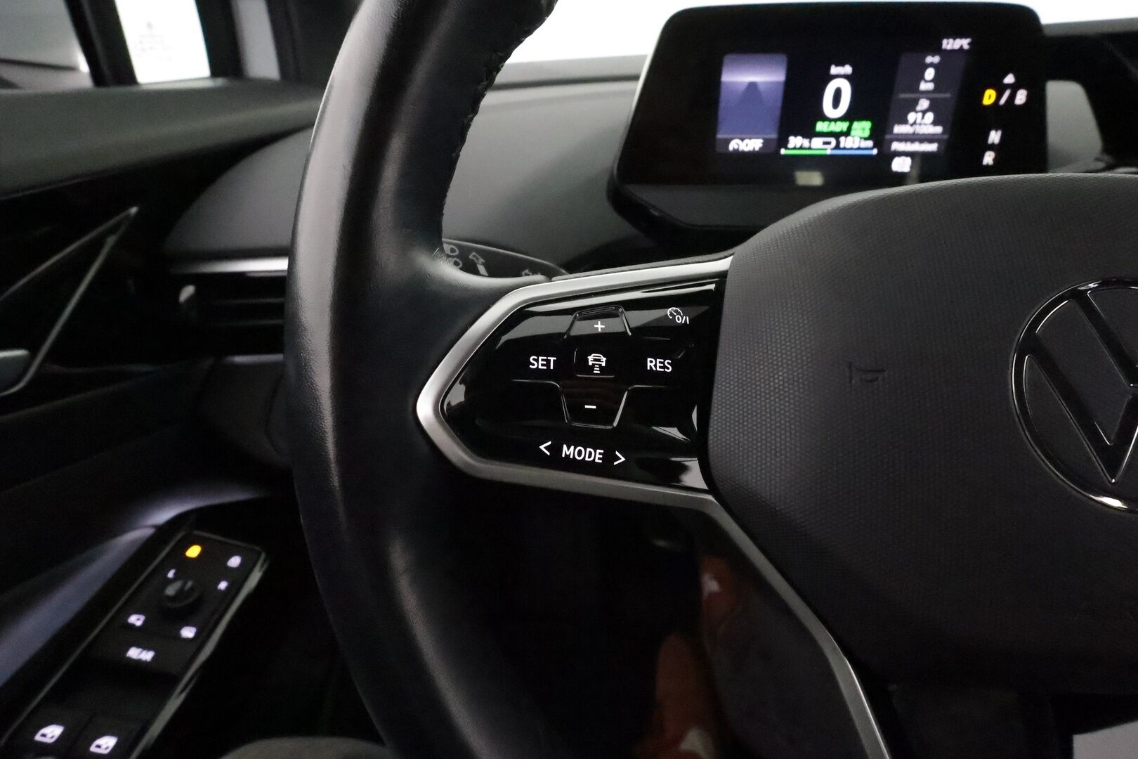 Volkswagen ID.4 2021 Pro Performance 150 kW, akku 77 kWh **Adapt.vakkari / LED / Lämpöpumppu / P.tutkat / Navi** - 1.Om Suomi-auto / Merkkihuollettu / Kahdet renkaat aluvanteilla / Tuulilasin lämmitin