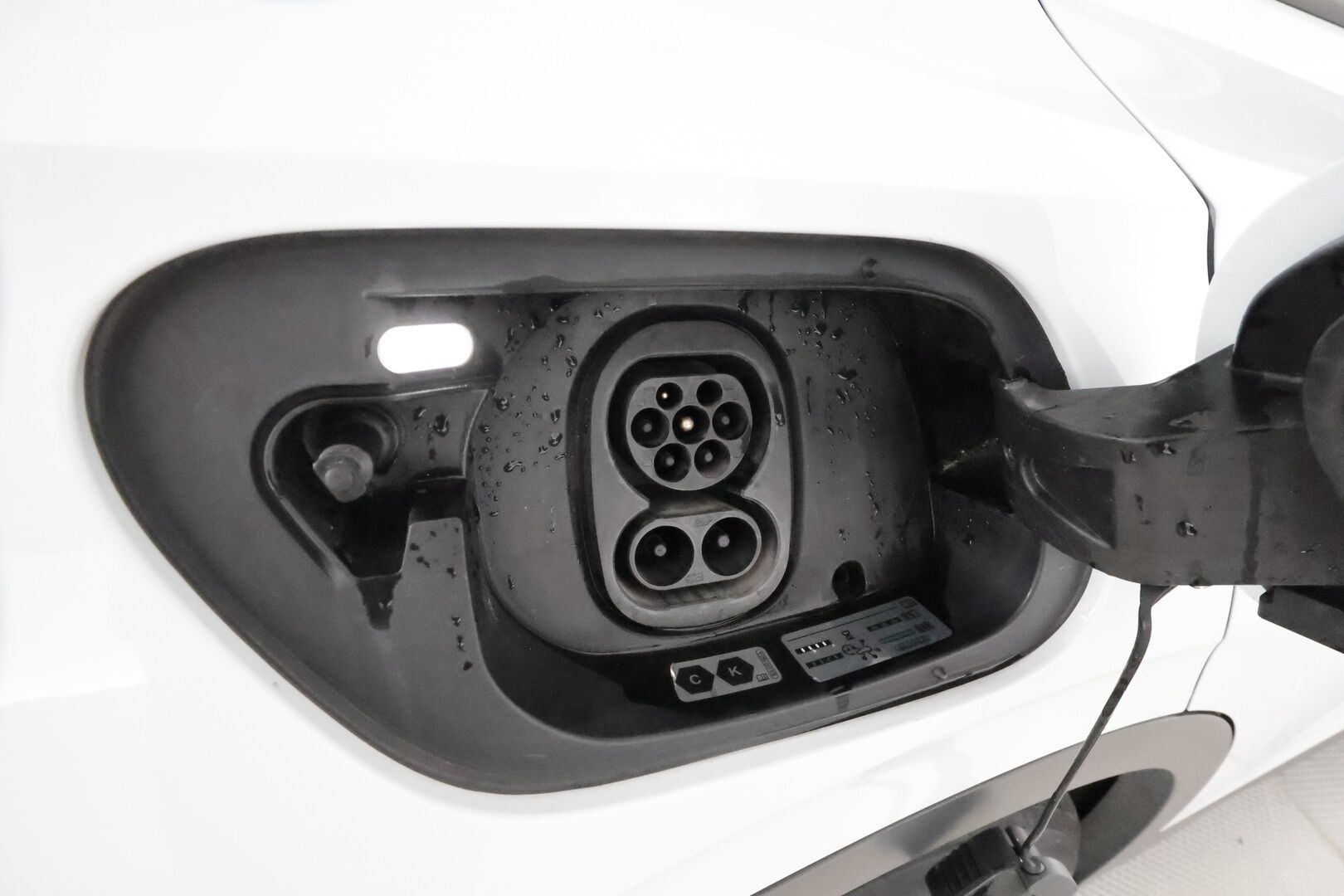 Volkswagen ID.4 2021 Pro Performance 150 kW, akku 77 kWh **Adapt.vakkari / LED / Lämpöpumppu / P.tutkat / Navi** - 1.Om Suomi-auto / Merkkihuollettu / Kahdet renkaat aluvanteilla / Tuulilasin lämmitin