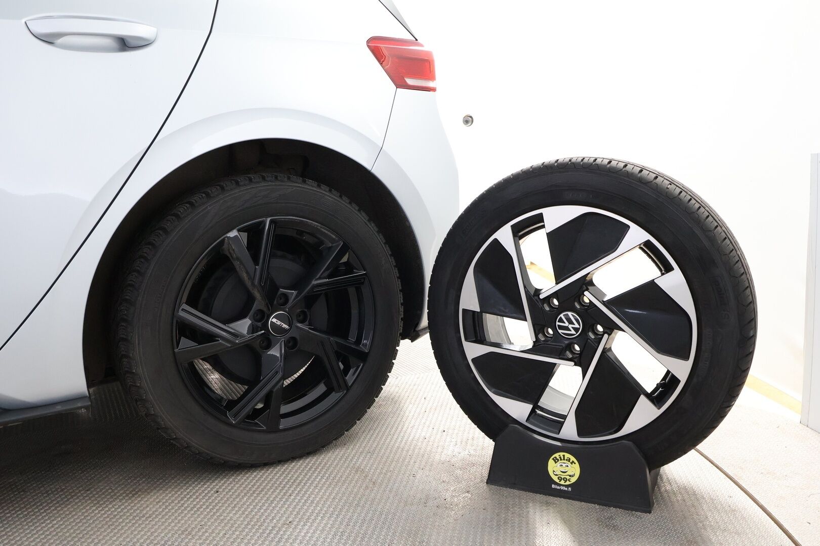 Volkswagen ID.3 2021 Pro Business 107 kW, akku 58 kWh  * Lämpöpumppu / Adapt. Vakkari / Matrix LED/ P.Kamera / KeyLess / Pyöräkoukku! * - Suomiauto / 2x Hyvät Renkaat / Merkkiliikkeessä huollettu! - HULLUT BLACKWEEK JATKOT - KORKOTARJOUS 2,49%