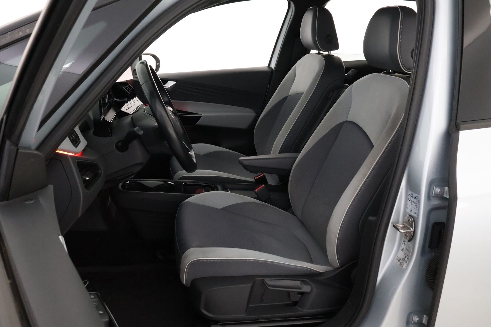 Volkswagen ID.3 2021 Pro Business 107 kW, akku 58 kWh  * Lämpöpumppu / Adapt. Vakkari / Matrix LED/ P.Kamera / KeyLess / Pyöräkoukku! * - Suomiauto / 2x Hyvät Renkaat / Merkkiliikkeessä huollettu! - HULLUT BLACKWEEK JATKOT - KORKOTARJOUS 2,49%