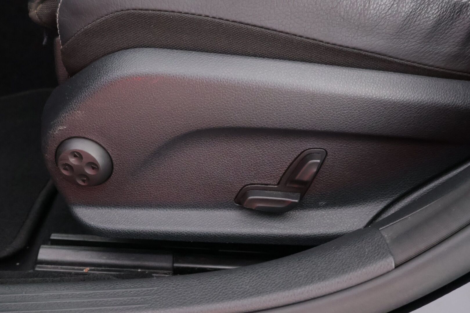 Mercedes-Benz C 2018 220 d T A AMG Premium Edition * Webasto / DTR+Q / Nahkasisusta / HUD / BLIS / Night paketti / Sähköpenkit / Comand Navi - Supervarusteet / Näyttävä / Juuri tullut Tampereelle!