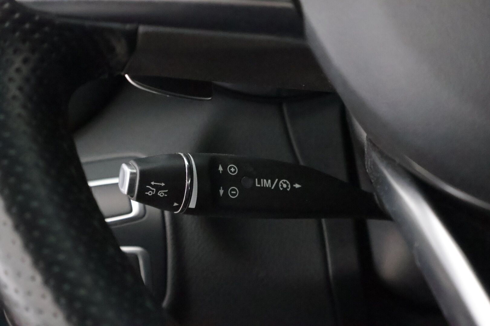 Mercedes-Benz C 2018 220 d T A AMG Premium Edition * Webasto / DTR+Q / Nahkasisusta / HUD / BLIS / Night paketti / Sähköpenkit / Comand Navi - Supervarusteet / Näyttävä / Juuri tullut Tampereelle!