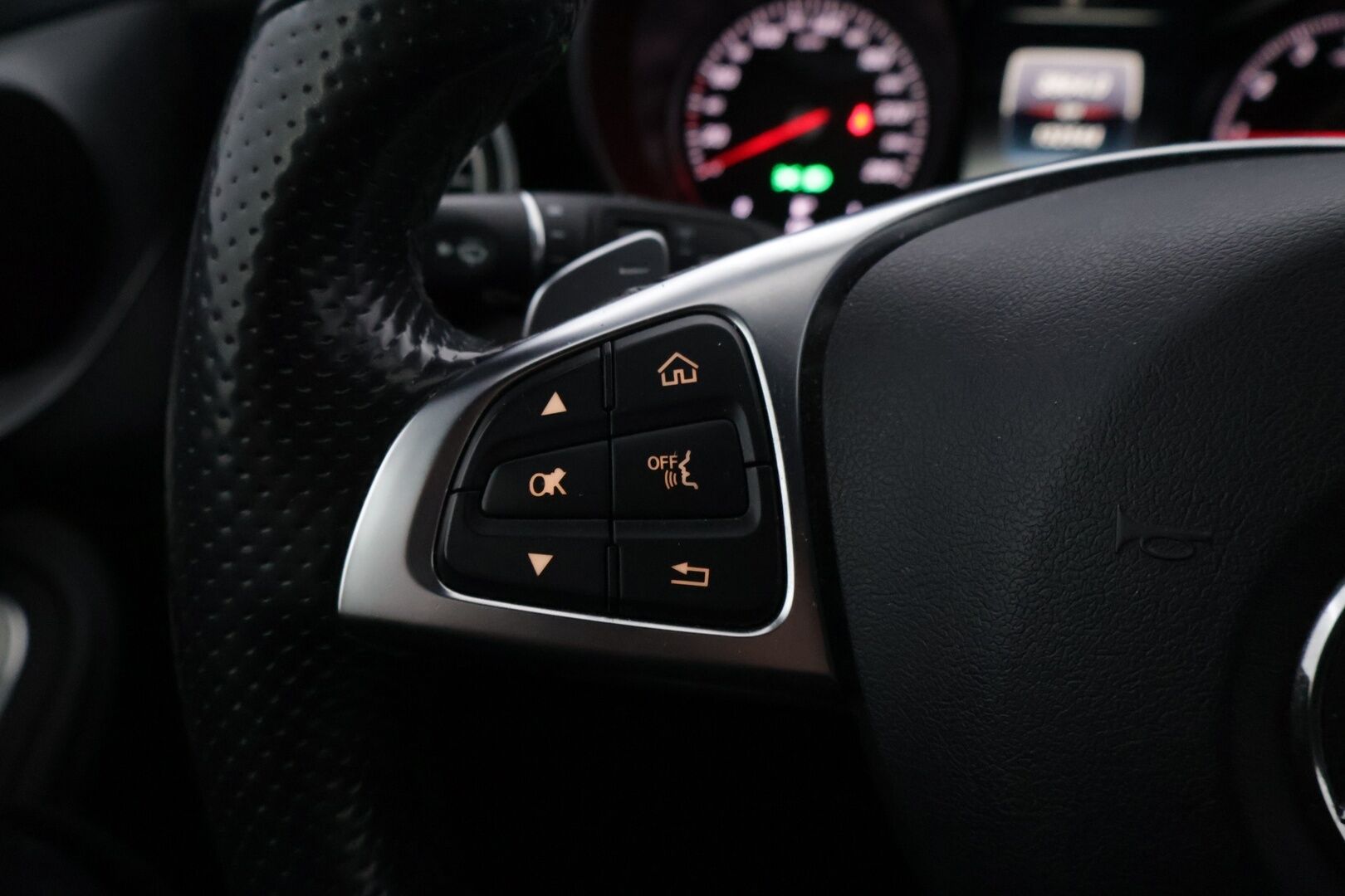 Mercedes-Benz C 2016 180 T A Premium Business AMG *Vakkari / Nahkasisusta / Tutkat / LED / Navi / Bluetooth* - Juuri huollettu ja katsastettu  / Kahdet renkaat vanteilla