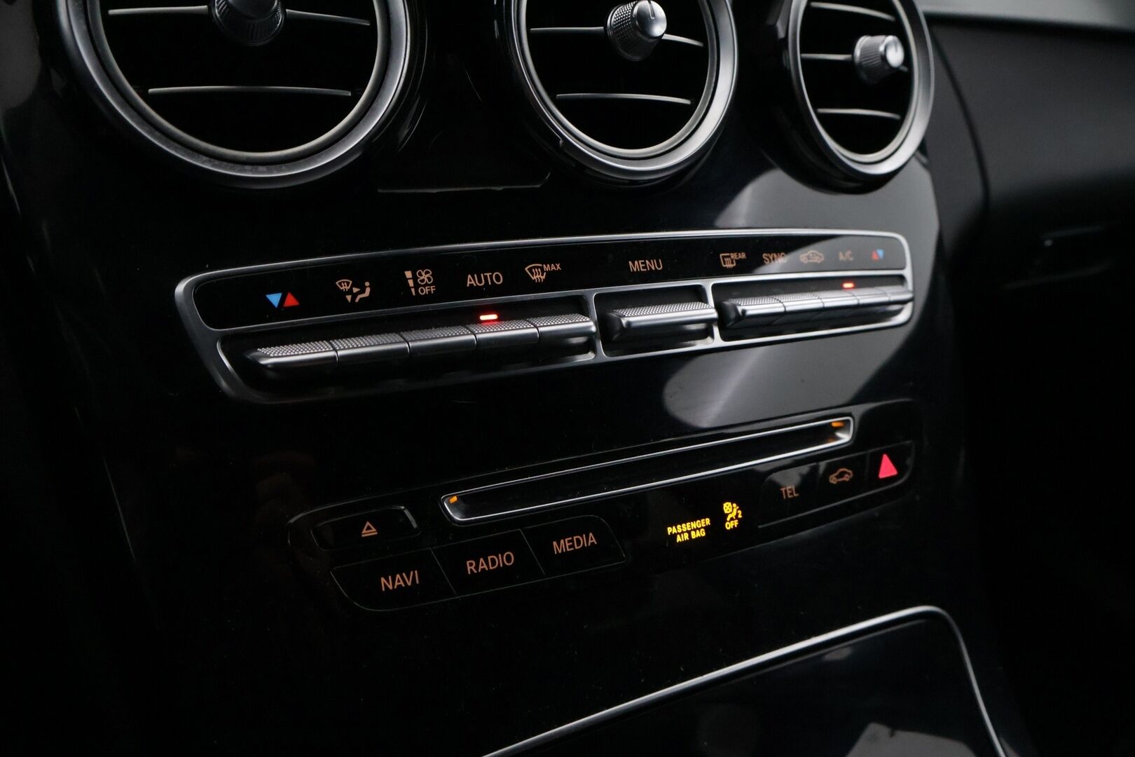 Mercedes-Benz C 2016 180 T A Premium Business AMG *Vakkari / Nahkasisusta / Tutkat / LED / Navi / Bluetooth* - Juuri huollettu ja katsastettu  / Kahdet renkaat vanteilla