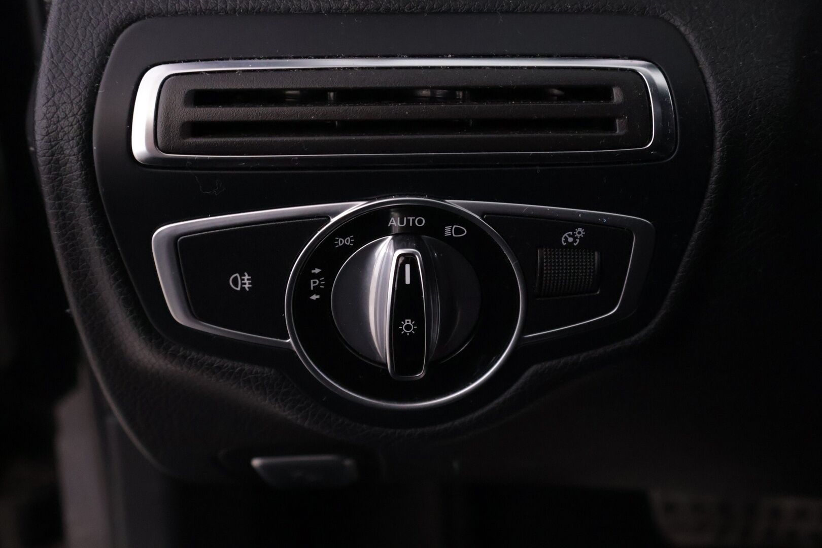 Mercedes-Benz C 2016 180 T A Premium Business AMG *Vakkari / Nahkasisusta / Tutkat / LED / Navi / Bluetooth* - Juuri huollettu ja katsastettu  / Kahdet renkaat vanteilla