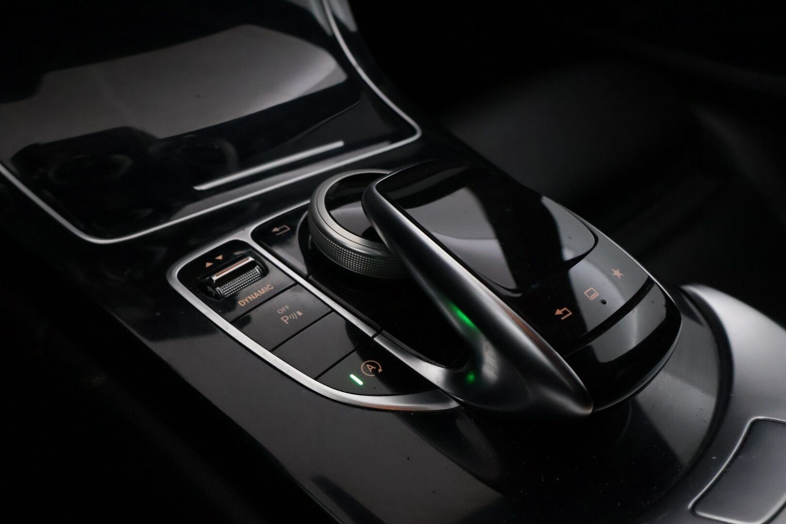 Mercedes-Benz C 2016 180 T A Premium Business AMG *Vakkari / Nahkasisusta / Tutkat / LED / Navi / Bluetooth* - Juuri huollettu ja katsastettu  / Kahdet renkaat vanteilla