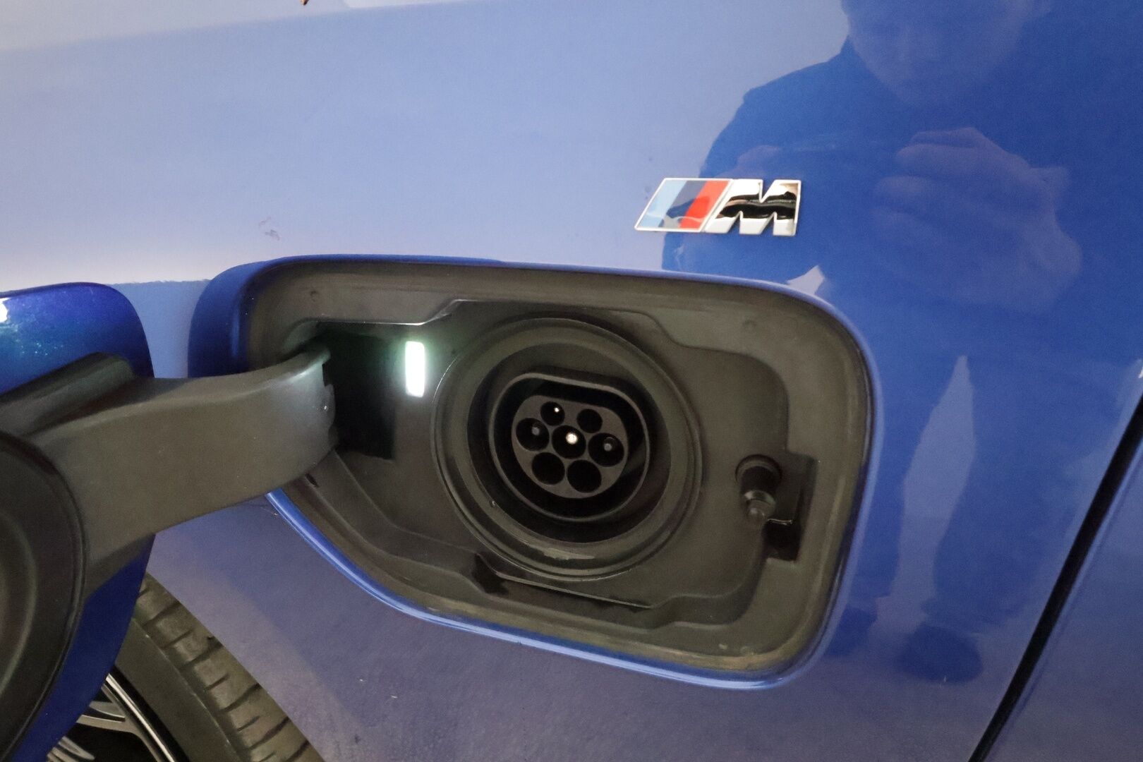 BMW 330 2020 G20 330e M-Sport *ACC / HUD / Laser / Muistipenkki / 360° / Lasikattoluukku / Comfort Access / Hifi / Navi / Koukku* - Adaptiivinen M Sport alusta / Kahdet renkaat aluvanteilla / Huippuvarusteet!