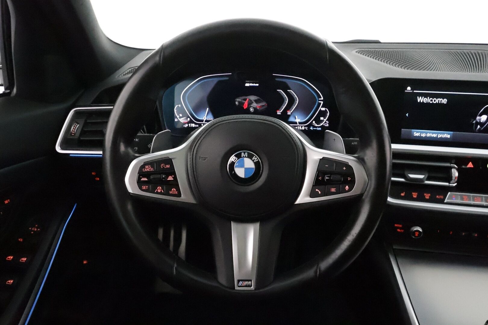 BMW 330 2020 G20 330e M-Sport *ACC / HUD / Laser / Muistipenkki / 360° / Lasikattoluukku / Comfort Access / Hifi / Navi / Koukku* - Adaptiivinen M Sport alusta / Kahdet renkaat aluvanteilla / Huippuvarusteet!