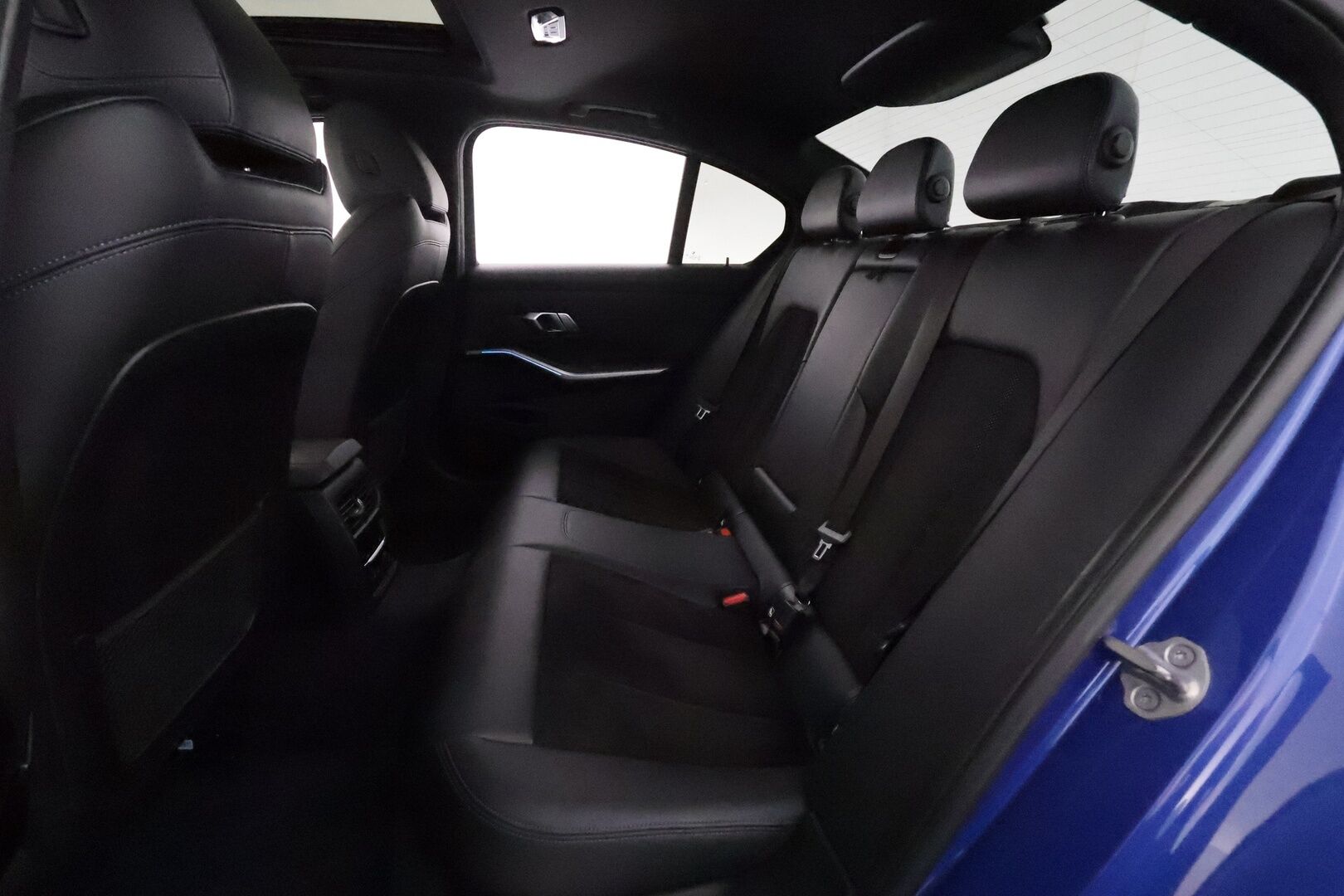 BMW 330 2020 G20 330e M-Sport *ACC / HUD / Laser / Muistipenkki / 360° / Lasikattoluukku / Comfort Access / Hifi / Navi / Koukku* - Adaptiivinen M Sport alusta / Kahdet renkaat aluvanteilla / Huippuvarusteet!