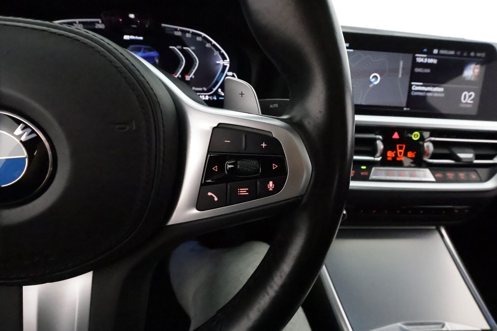 BMW 330 2020 G20 330e M-Sport *ACC / HUD / Laser / Muistipenkki / 360° / Lasikattoluukku / Comfort Access / Hifi / Navi / Koukku* - Adaptiivinen M Sport alusta / Kahdet renkaat aluvanteilla / Huippuvarusteet!