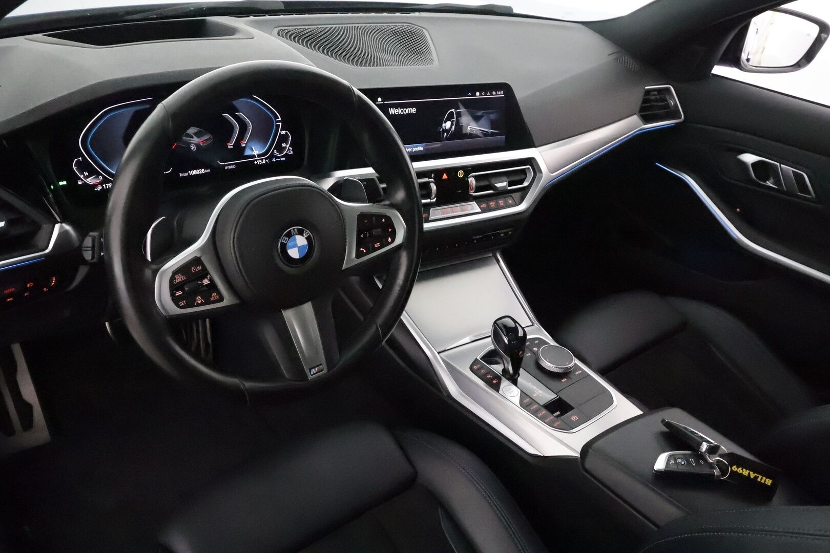 BMW 330 2020 G20 330e M-Sport *ACC / HUD / Laser / Muistipenkki / 360° / Lasikattoluukku / Comfort Access / Hifi / Navi / Koukku* - Adaptiivinen M Sport alusta / Kahdet renkaat aluvanteilla / Huippuvarusteet!