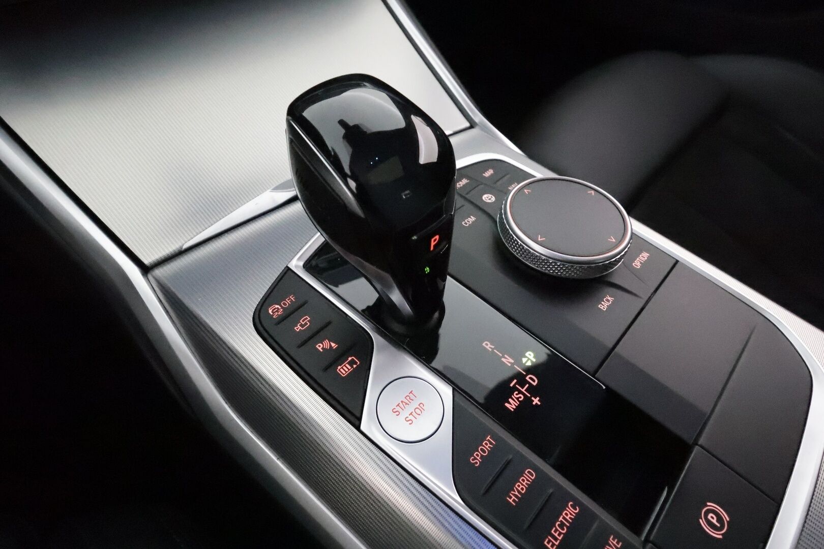 BMW 330 2020 G20 330e M-Sport *ACC / HUD / Laser / Muistipenkki / 360° / Lasikattoluukku / Comfort Access / Hifi / Navi / Koukku* - Adaptiivinen M Sport alusta / Kahdet renkaat aluvanteilla / Huippuvarusteet!